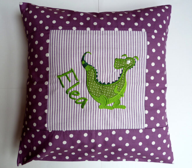 0000517 kuschelkissen drachen lila Erdbeerpunkt Online Shop Schweiz