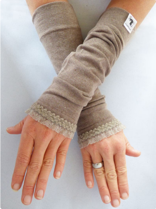 Screenshot 2023 11 08 at 12 52 13 Armstulpen fingerlose Handschuhe in hellbraun mit Samtrüsche Etsy de Erdbeerpunkt Online Shop Schweiz