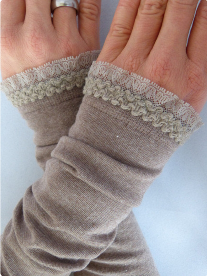 Screenshot 2023 11 08 at 12 52 23 Armstulpen fingerlose Handschuhe in hellbraun mit Samtrüsche Etsy de Erdbeerpunkt Online Shop Schweiz