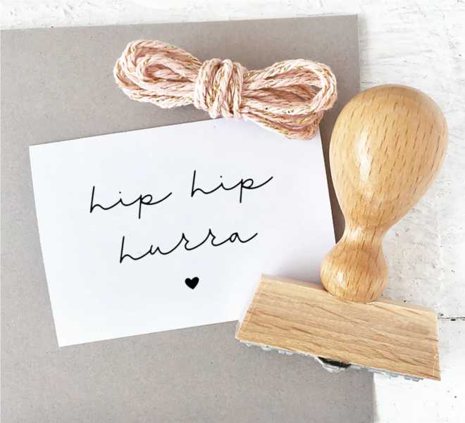 Screenshot 2023 11 11 at 11 46 26 STEMPEL hip hip hurra mit Herz Stempel Geburtstag Erdbeerpunkt Online Shop Schweiz