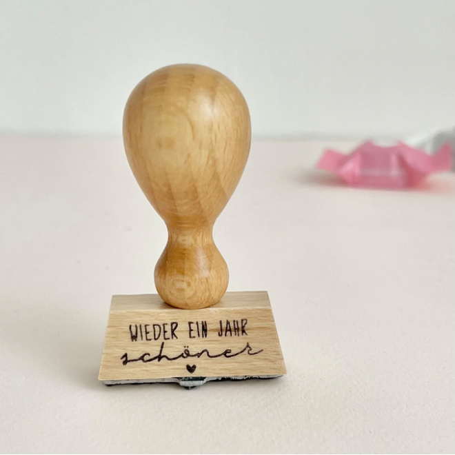 Screenshot 2024 09 29 at 09 53 24 Stempel wieder ein Jahr schöner mit Herz Stempel Geschenk Geburtst Erdbeerpunkt Online Shop Schweiz