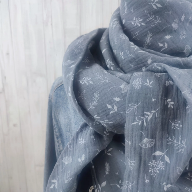 Screenshot 2025 01 26 at 11 36 42 Tuch Dreieckstuch Musselin Damen dunkelgrau mit kleinen weißen Zweigen und Blättern XXL Tuch aus Baumwolle Mamatuch Versandkostenfreier Artikel Online Shop Kekero Erdbeerpunkt Online Shop Schweiz