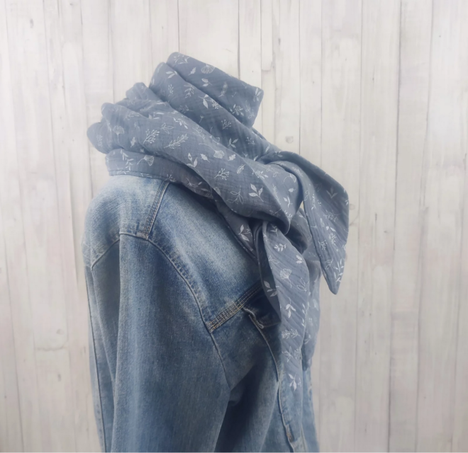 Screenshot 2025 01 26 at 11 36 48 Tuch Dreieckstuch Musselin Damen dunkelgrau mit kleinen weißen Zweigen und Blättern XXL Tuch aus Baumwolle Mamatuch Versandkostenfreier Artikel Online Shop Kekero Erdbeerpunkt Online Shop Schweiz