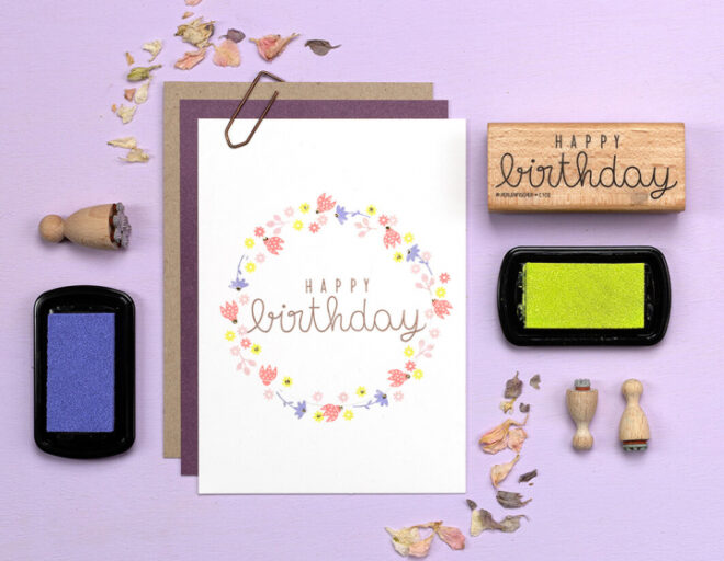 Happy birthday6 haengebluete bluetenstil glockenbluete drei knospen mini kranz perlenfischer stempel Erdbeerpunkt Online Shop Schweiz