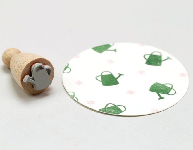 K037 gieskanne klein perlenfischer stempel 01 Erdbeerpunkt Online Shop Schweiz