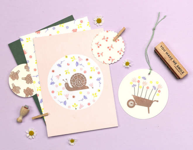 Schnecke schubkarre kirsche brokkoli bluetenstil glockenbluete haengebluete garten perlenfischer stempel 01 Erdbeerpunkt Online Shop Schweiz