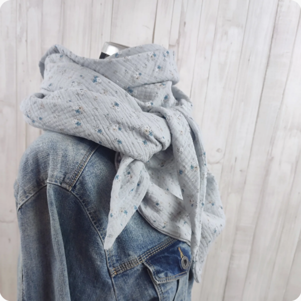 Screenshot 2025 11 30 at 13 10 04 Musselindreieckstuch in hellgrau mit kleinen Streubluemchen in grau weiss und blau XXL Tuch Mamatuch Erdbeerpunkt Online Shop Schweiz