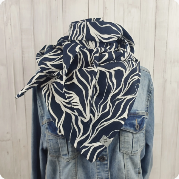 Screenshot 2025 11 30 at 13 10 39 Musselindreieckstuch mit abstraktem Muster in dunkelblau beige XXL Tuch Mamatuch Erdbeerpunkt Online Shop Schweiz