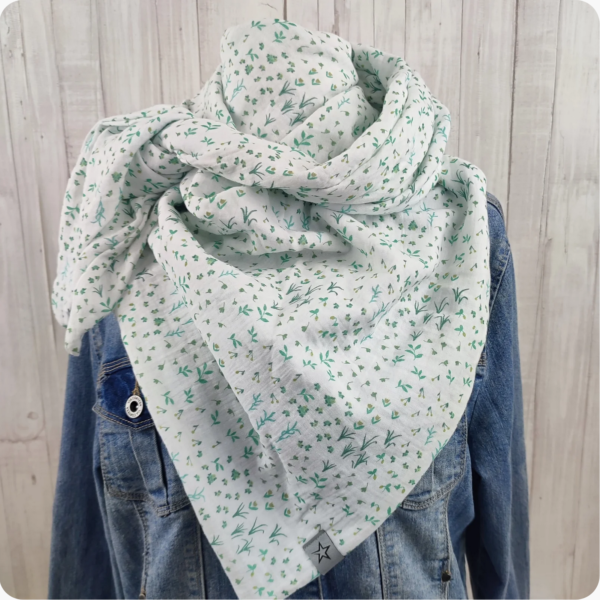 Screenshot 2025 11 30 at 13 48 21 Musselindreieckstuch in weiss mit kleinen Streubluemchen in gruen XXL Tuch Mamatuch Erdbeerpunkt Online Shop Schweiz